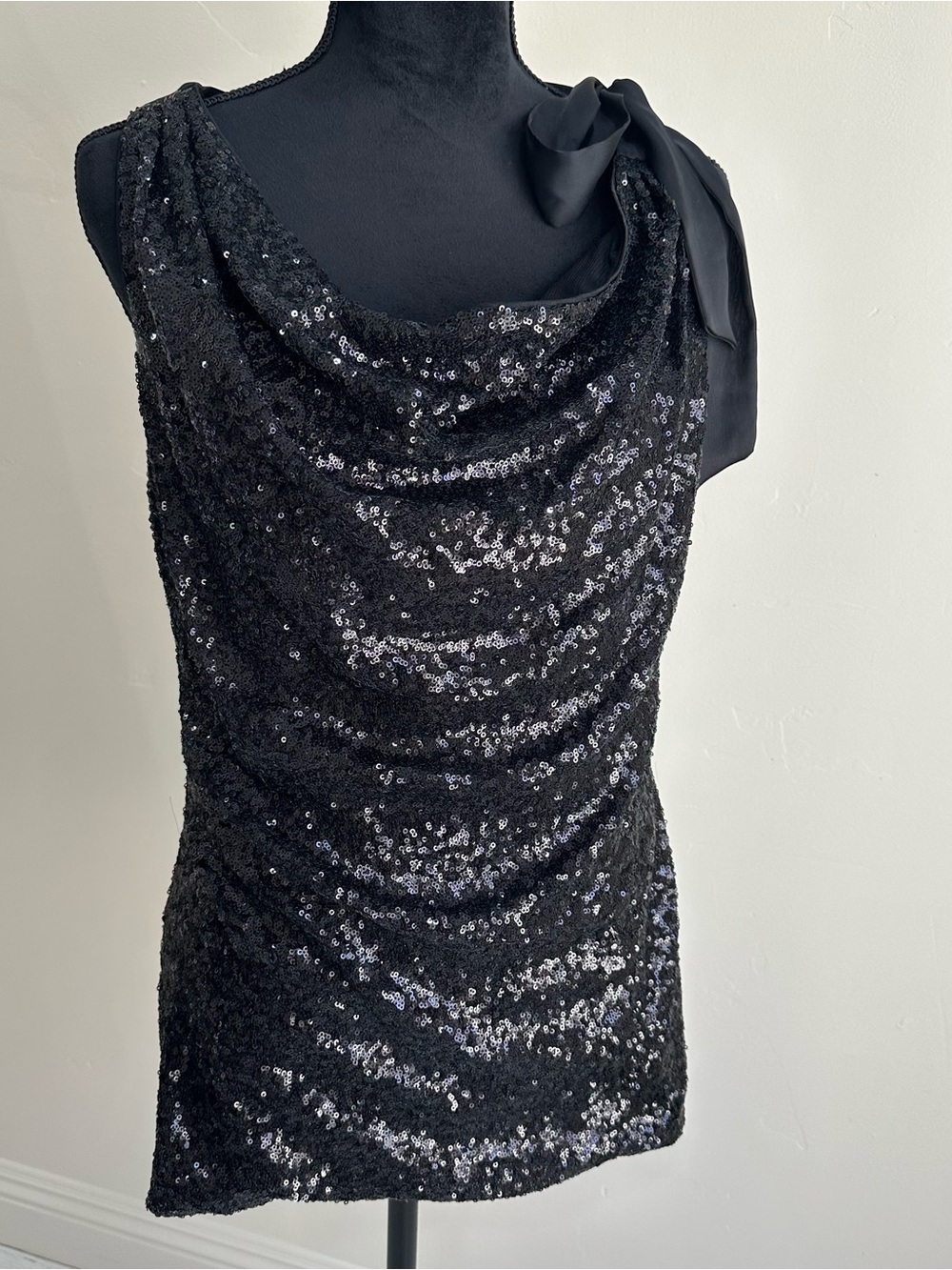 Jennifer Lopez Black Sequin One-Shoulder Cocktail Blouse, Noir, Shimmery Size L